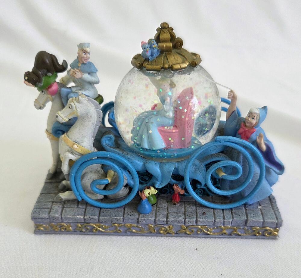 Vtg 2001 Walt Disney Snowglobe, Cinderella & Prince on horse drawn Carriage.
